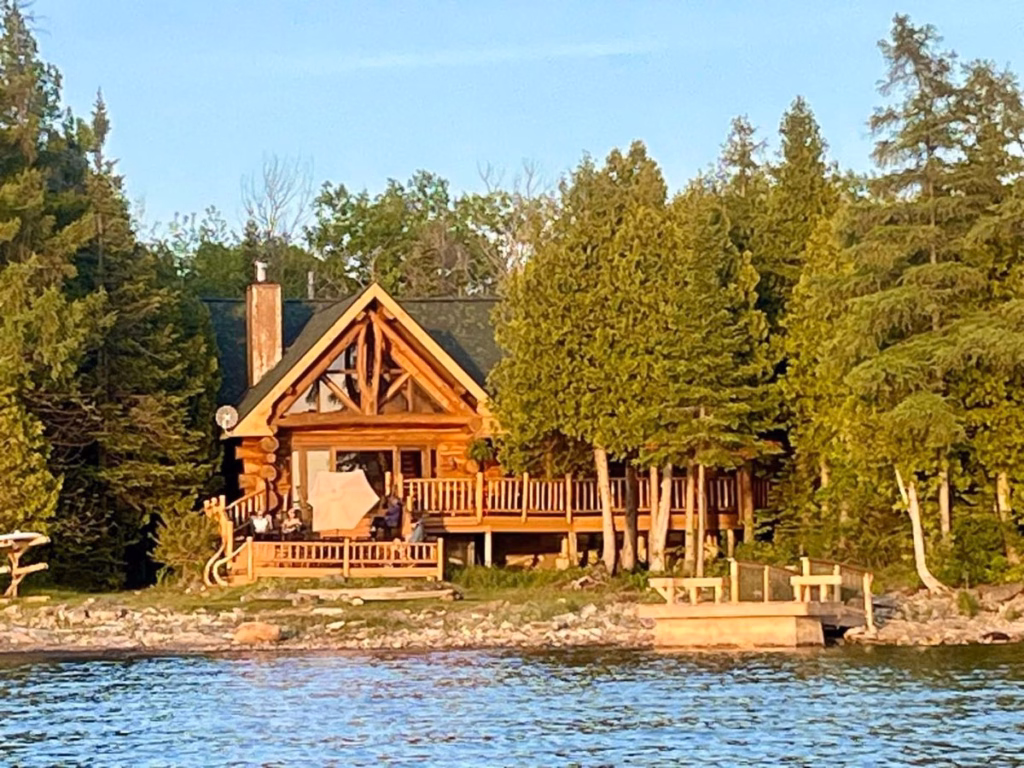Wishbone Retreat near Lions Head, Onrario